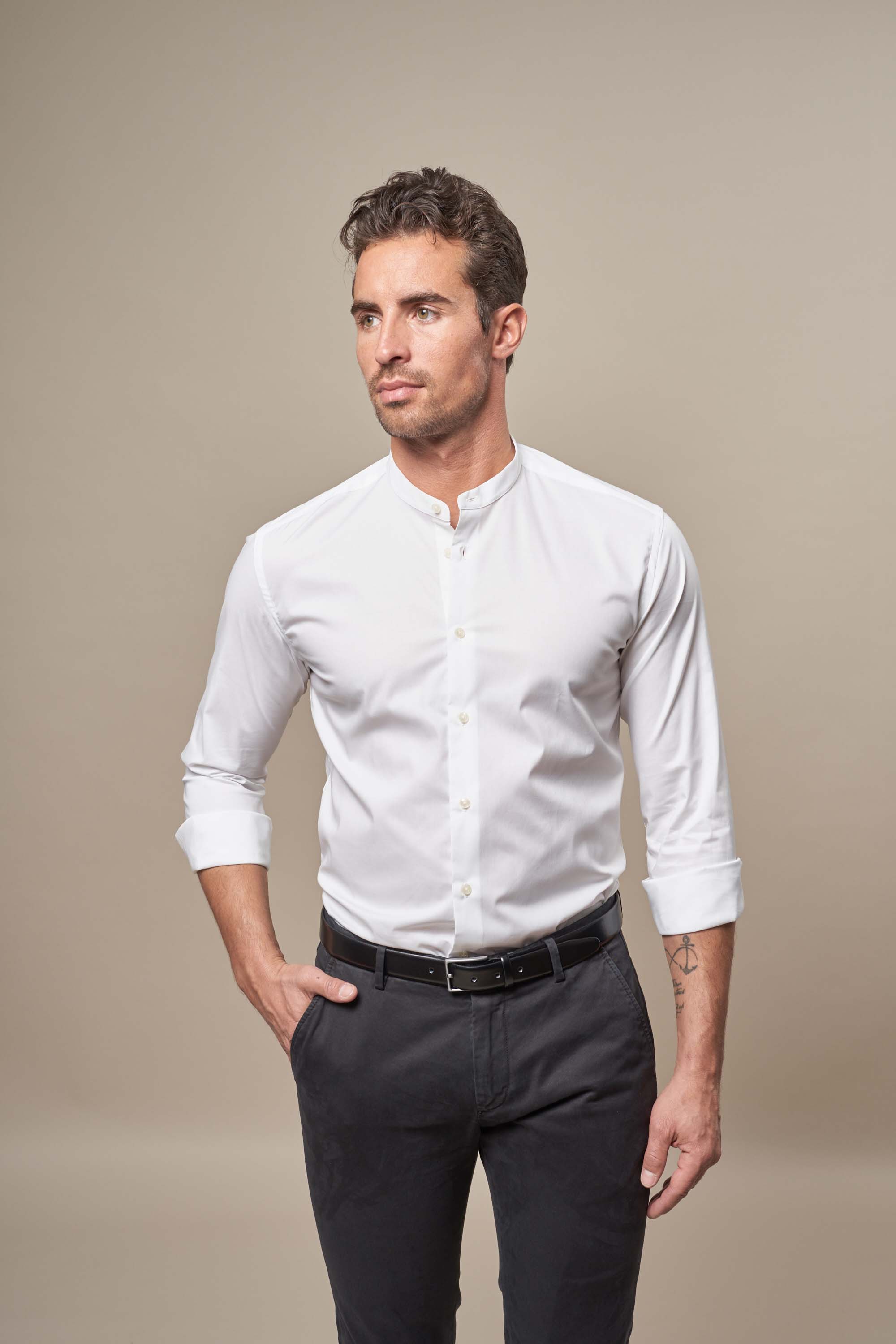 BRAD STANDUP (WEISS)